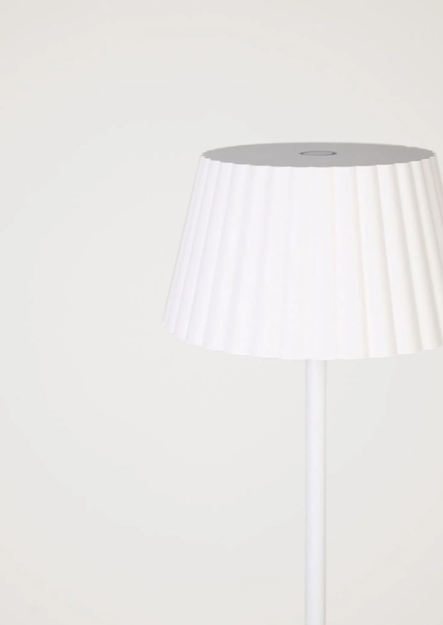 Batteridriven golvlampa vit - 122 cm ø13,5