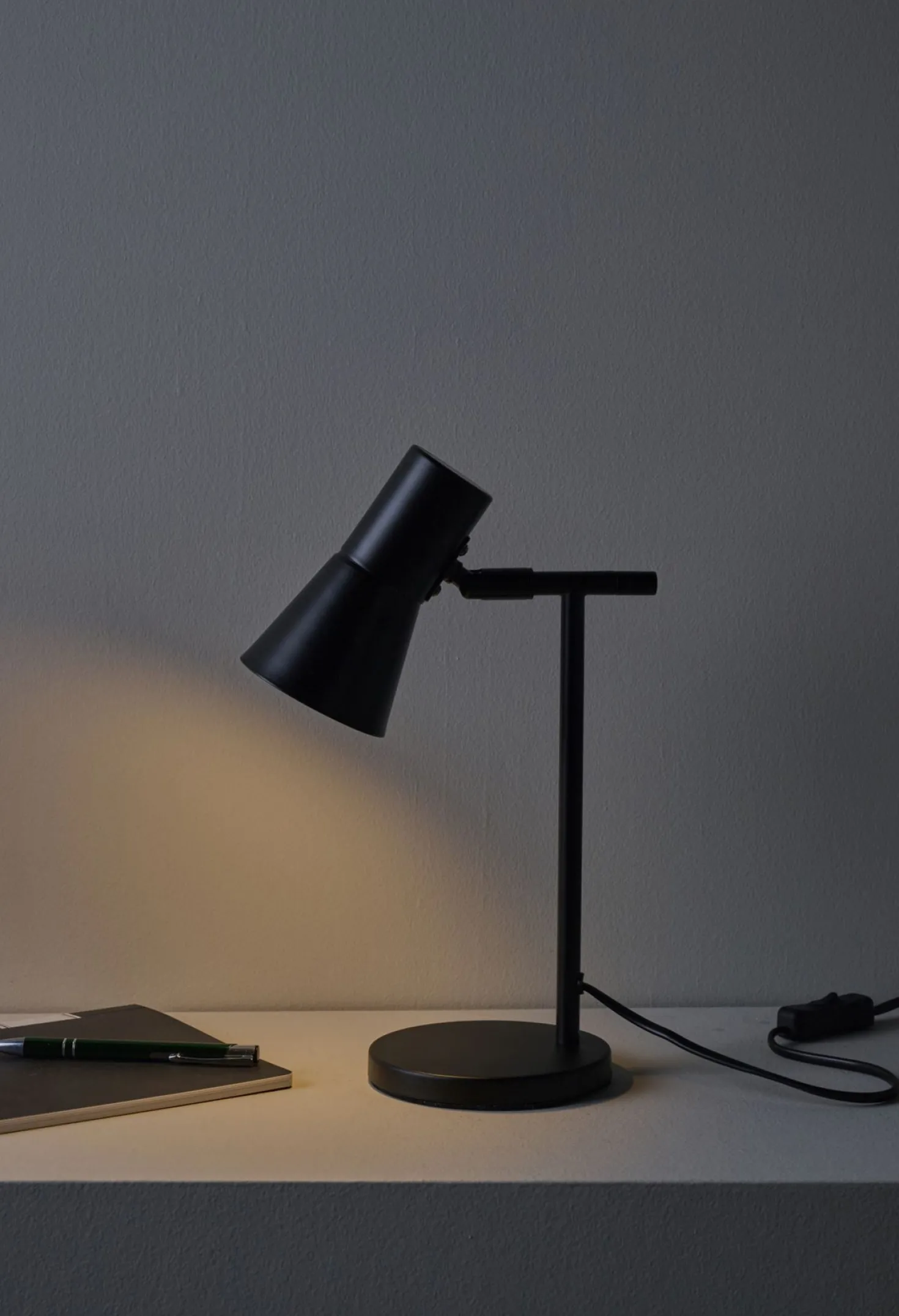 Bordslampa svart - 18,8x12x30,4 cm