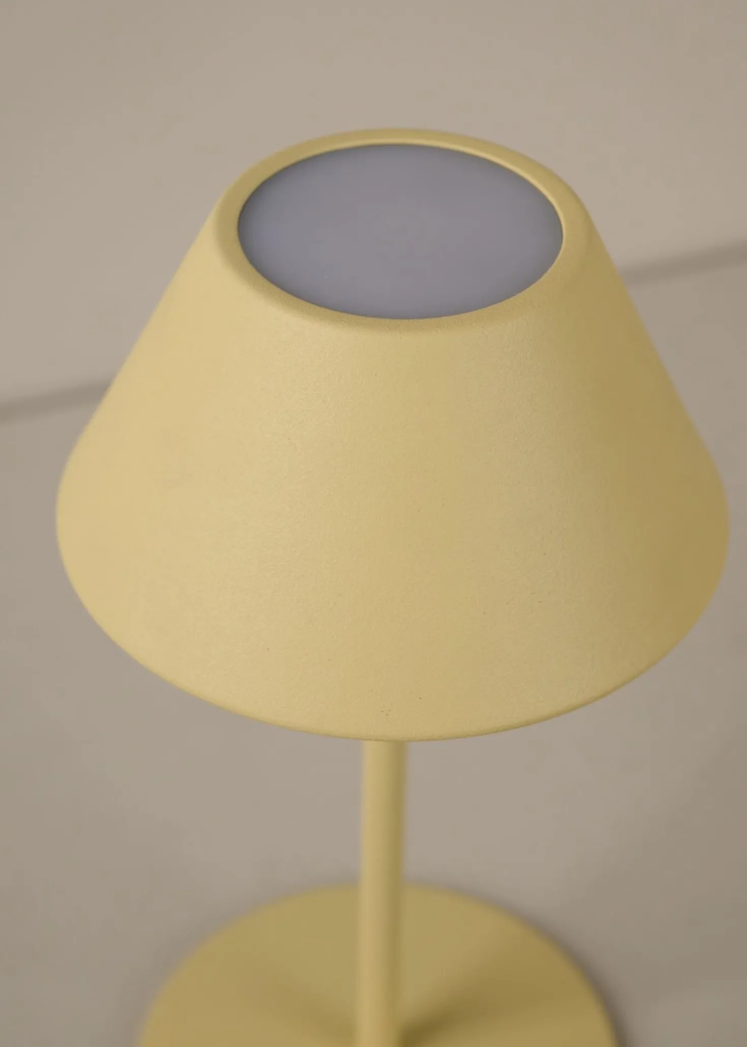 Led bordlampa ljusgul - 10x10x21 cm
